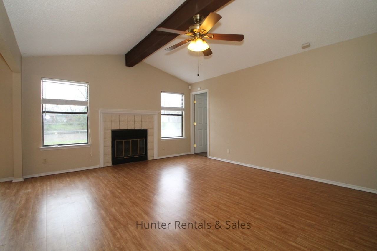 1100 Goodhue Dr - Photo 5 of 18