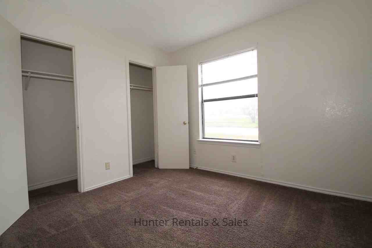 1100 Goodhue Dr - Photo 2 of 18