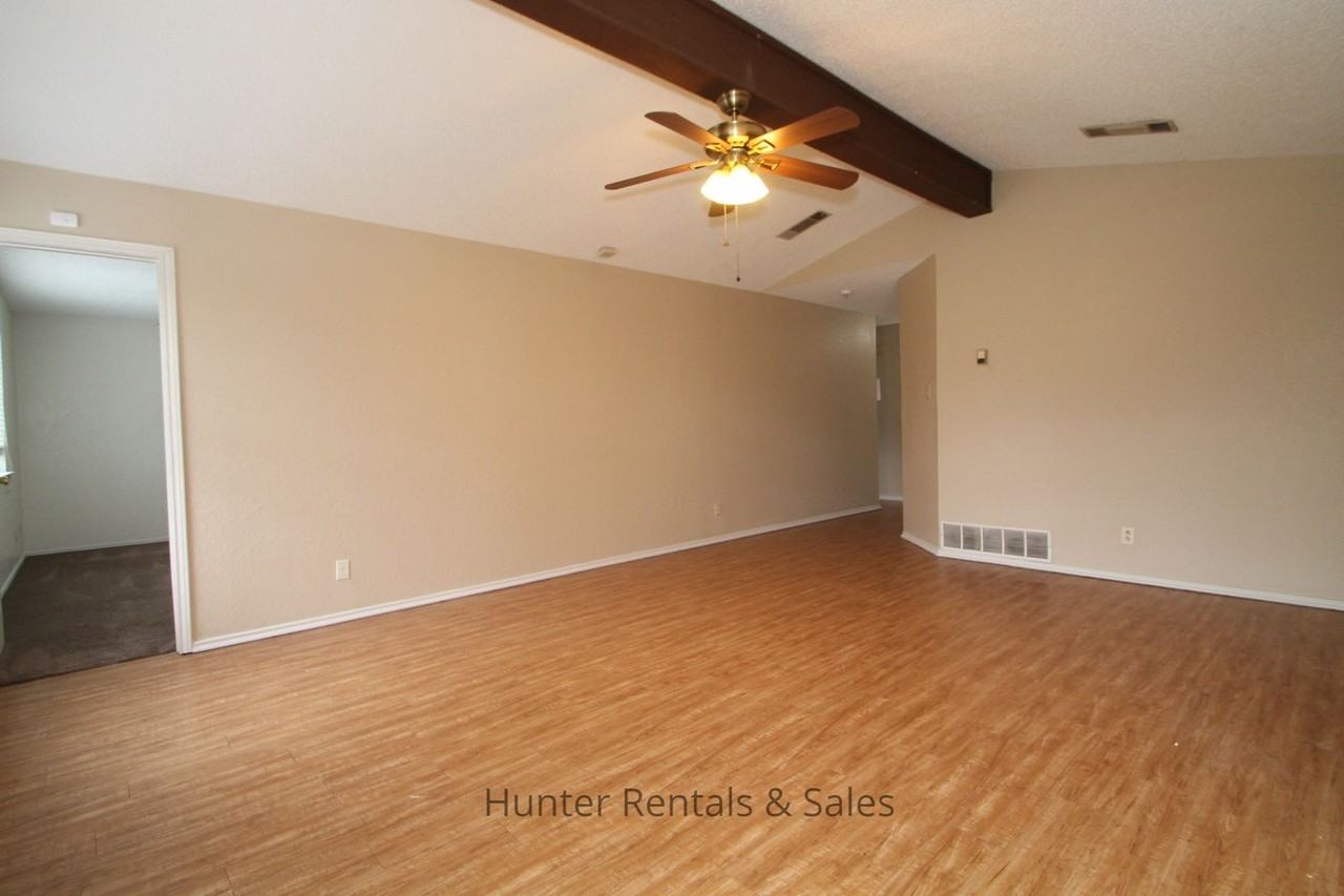 1100 Goodhue Dr - Photo 7 of 18