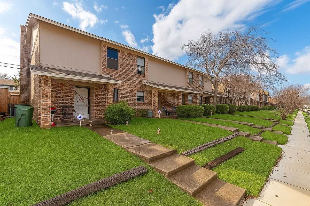 1024 1024 Southmoor Drive - Southmoor Drive - 1024 > - Photo 3 of 30