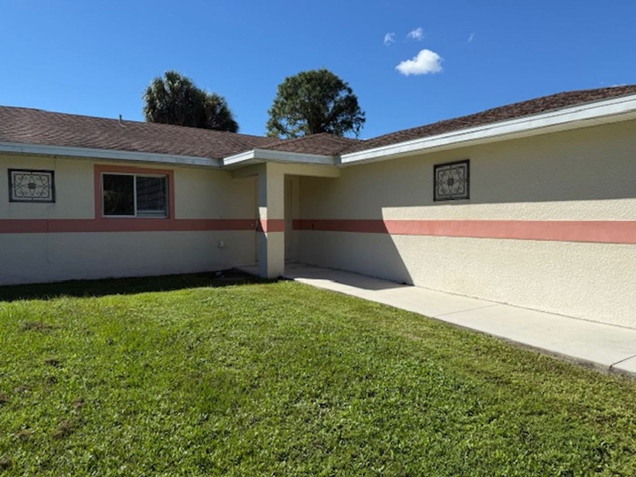 3867 Hollycrest St - Photo 2 of 23