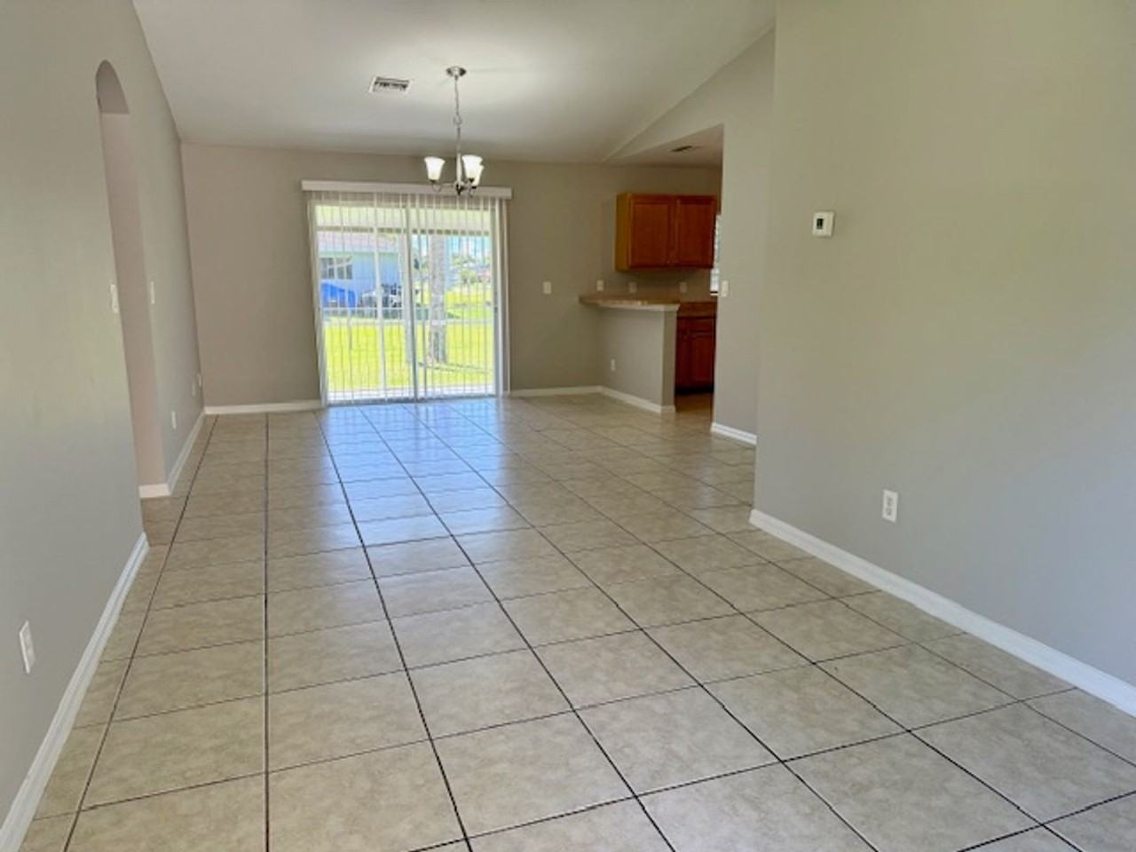 3867 Hollycrest St - Photo 3 of 23