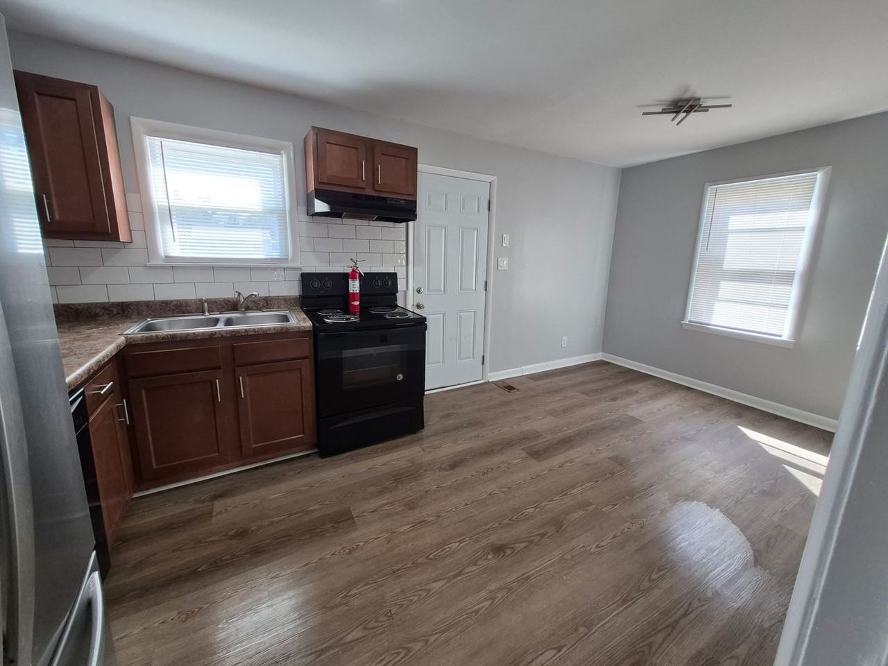 2222 Chester St - Photo 3 of 9