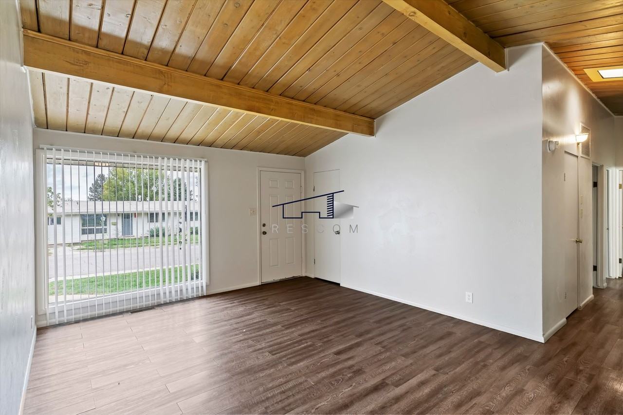 170 N Van Buren Ave - Photo 3 of 19