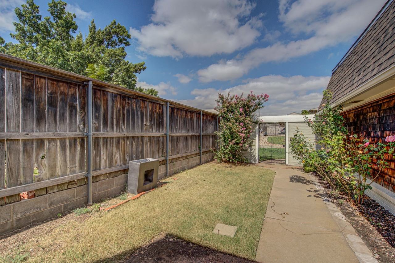 2518 Northwest 62nd Street - Photo 5 of 39