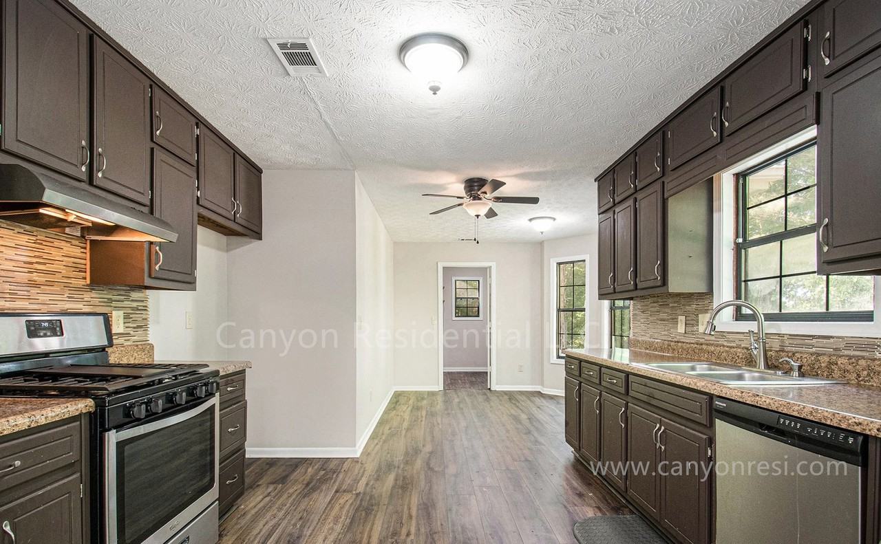 950 Sideline Court - Photo 5 of 14