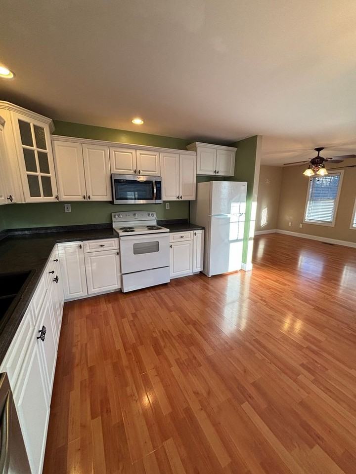 1305 Forest Ave - Photo 6 of 33