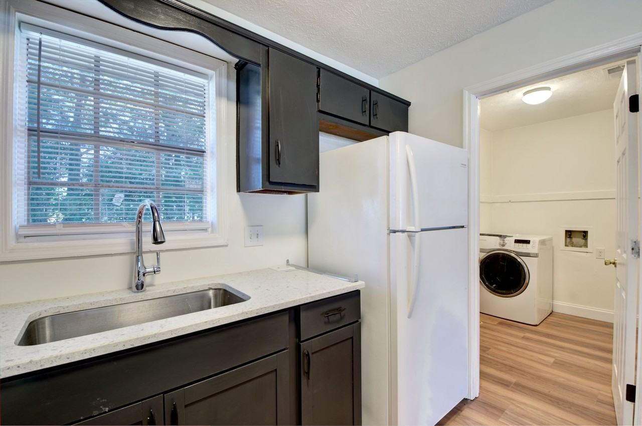 1313 Glenn Circle #B - Photo 3 of 17