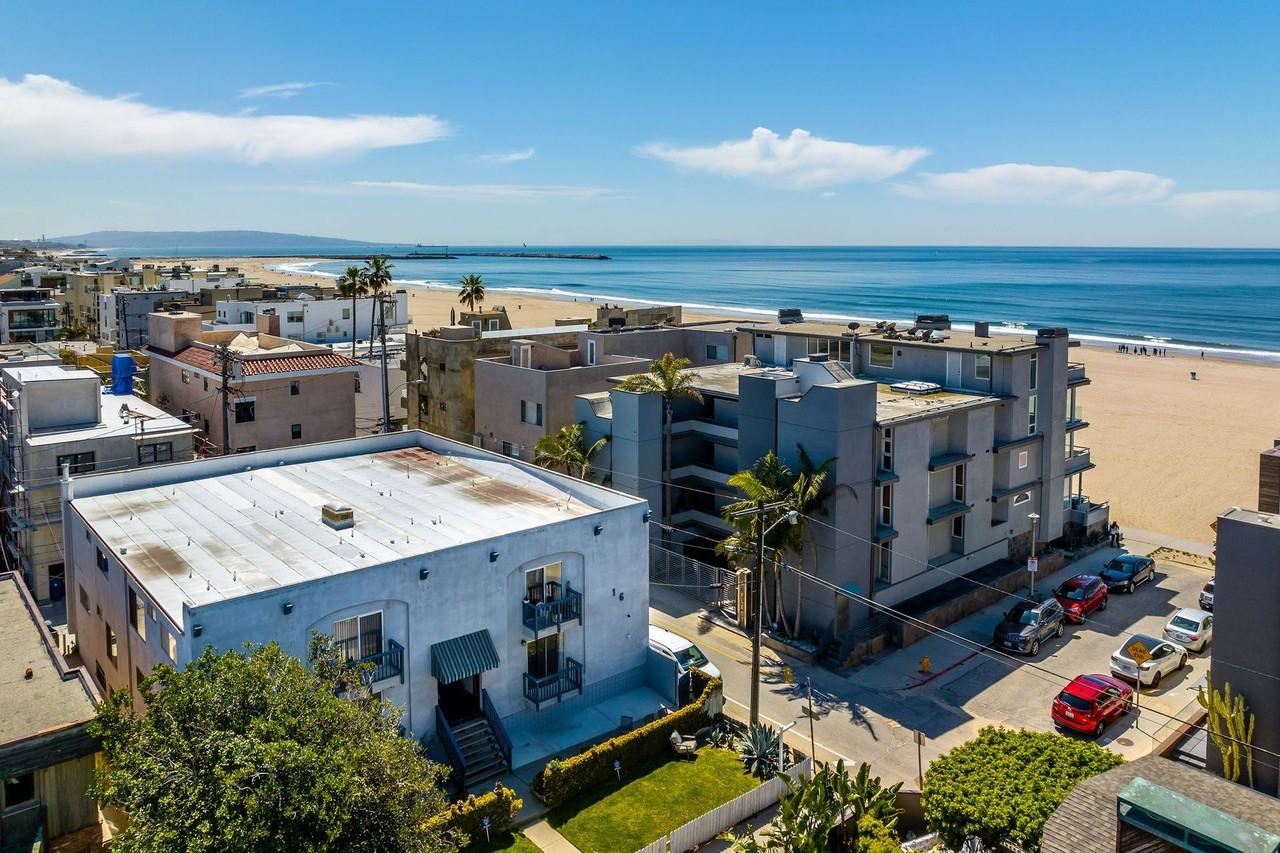 16 Fleet St - Move In Special! - Photo 4 of 6