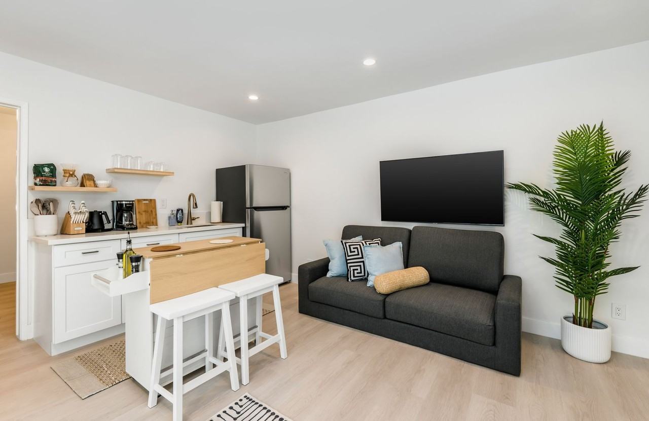 16 Fleet St - Move In Special! - Photo 3 of 14