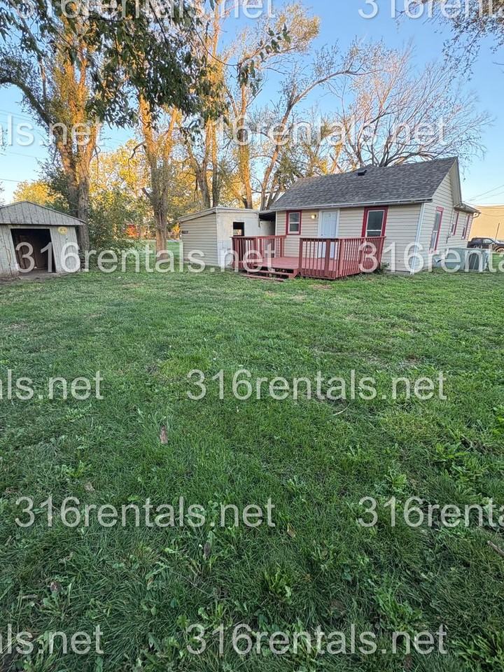 923 W 2nd St - Photo 2 of 10