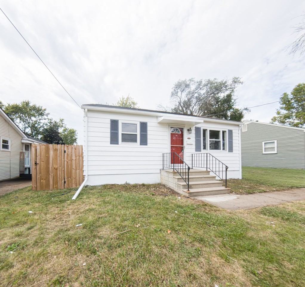 2100 61st St - Photo 2 of 30