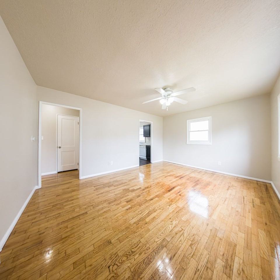 2100 61st St - Photo 4 of 30