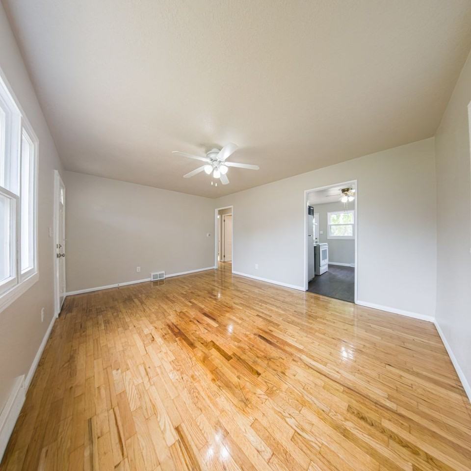 2100 61st St - Photo 5 of 30