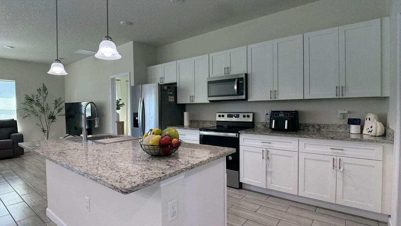 2129 Hibiscus Pl - Photo 3 of 36
