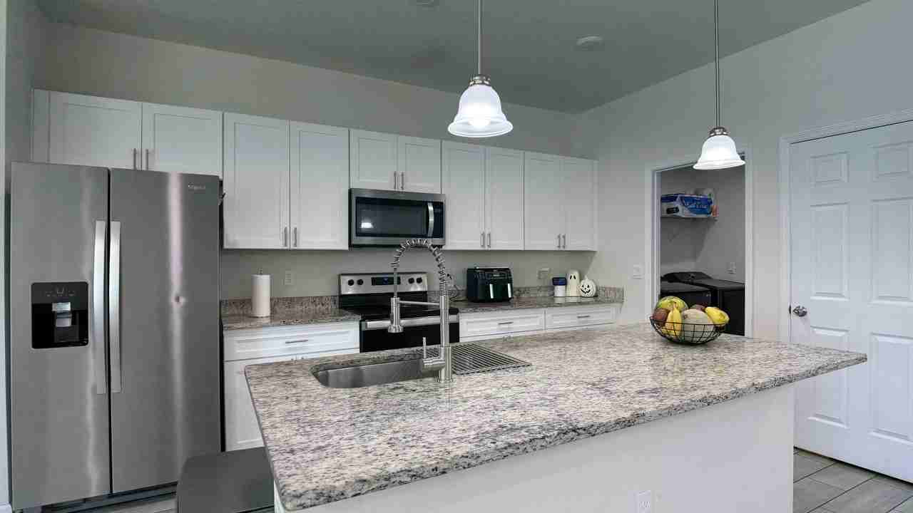 2129 Hibiscus Pl - Photo 6 of 36