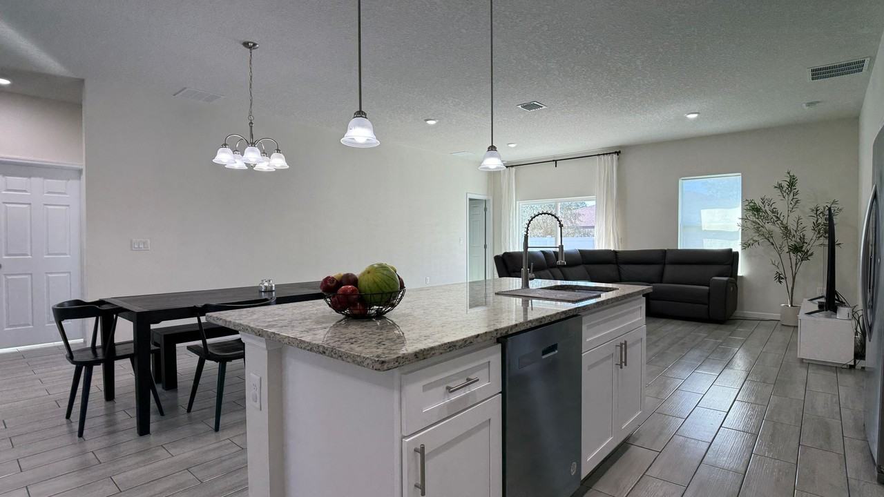 2129 Hibiscus Pl - Photo 7 of 36