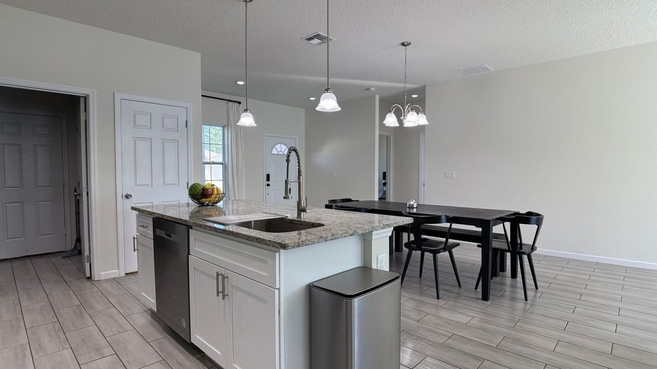 2129 Hibiscus Pl - Photo 4 of 36