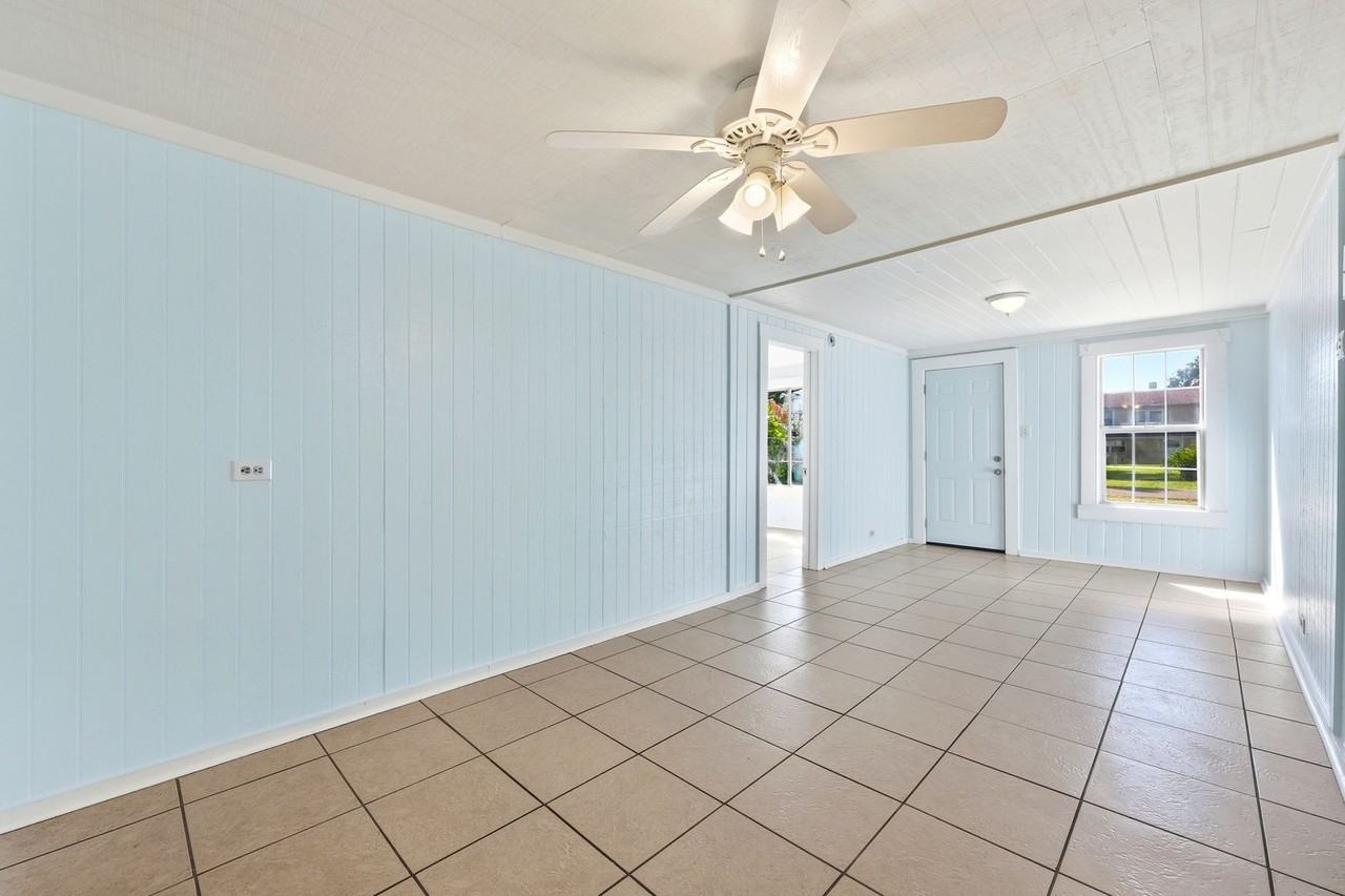 228 Oleander St - Photo 4 of 23