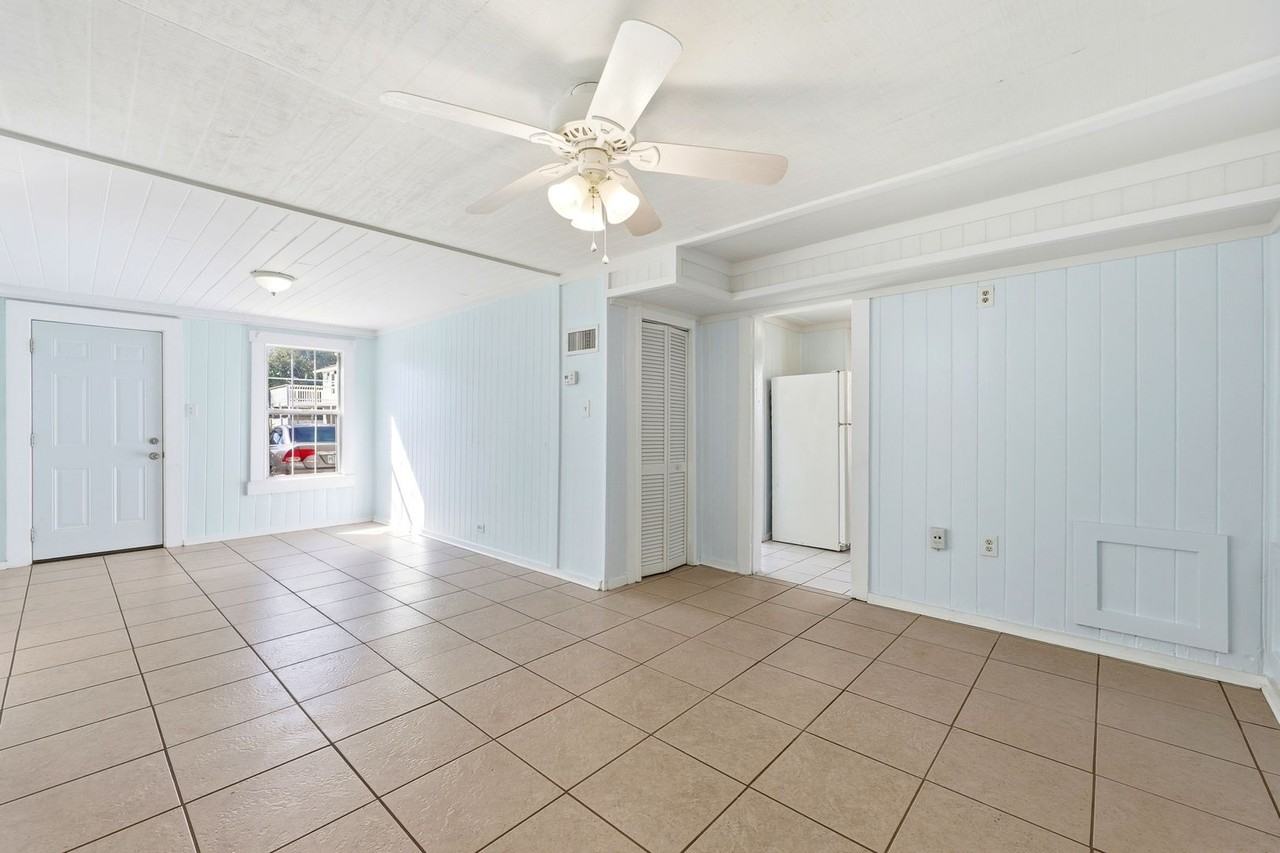 228 Oleander St - Photo 5 of 23