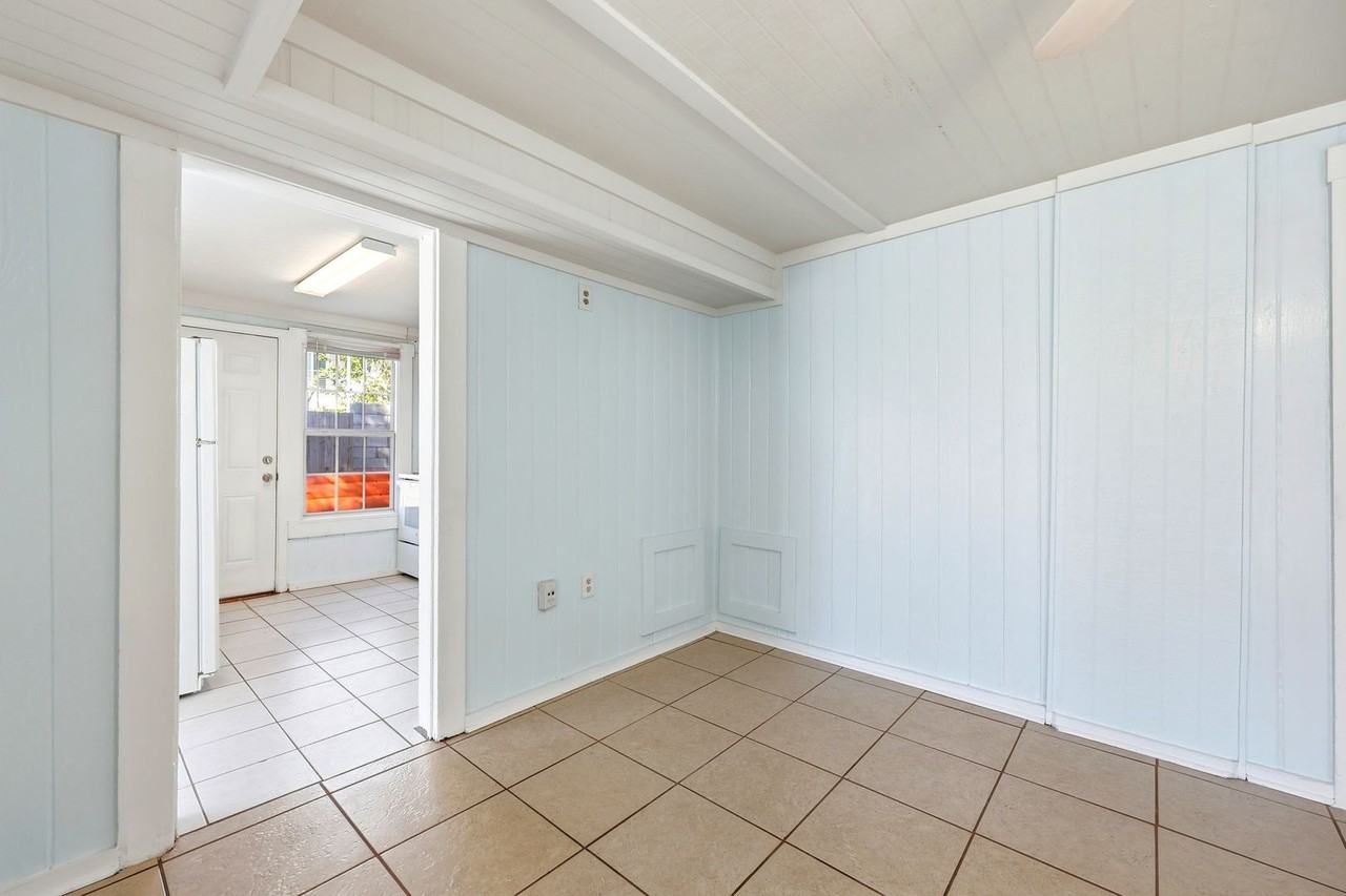 228 Oleander St - Photo 7 of 23