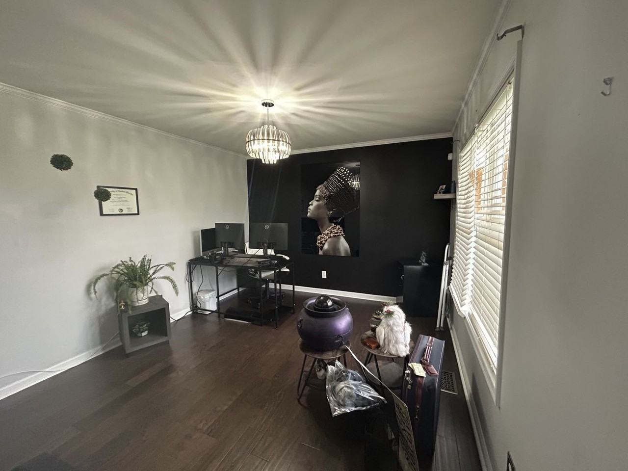 303 Queenswood Blvd - Photo 2 of 19