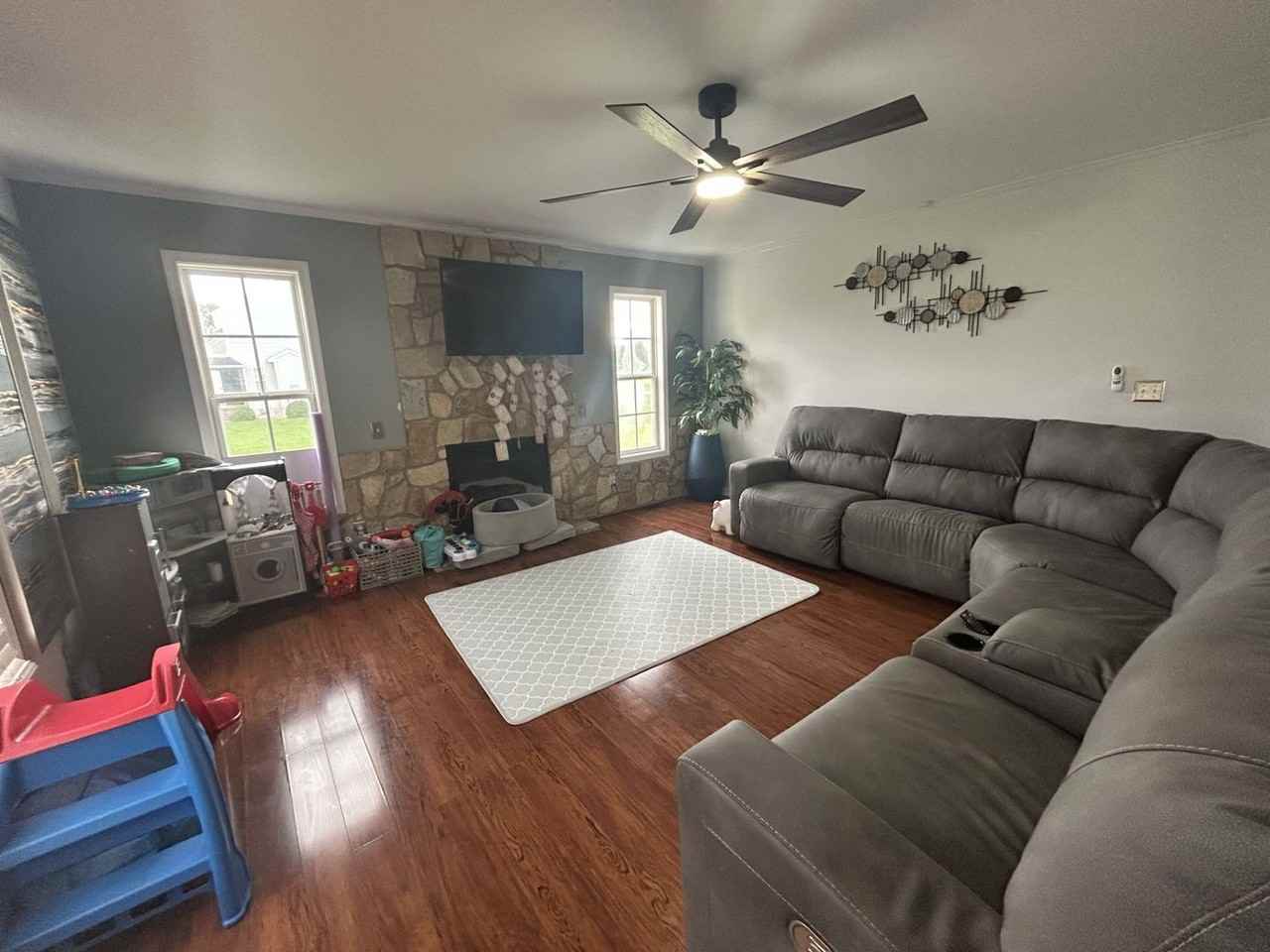 303 Queenswood Blvd - Photo 3 of 19