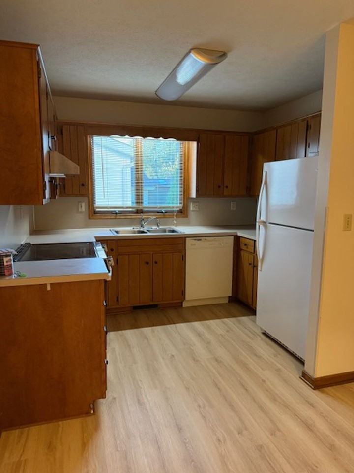 2812 Eastwood Dr - Photo 2 of 15