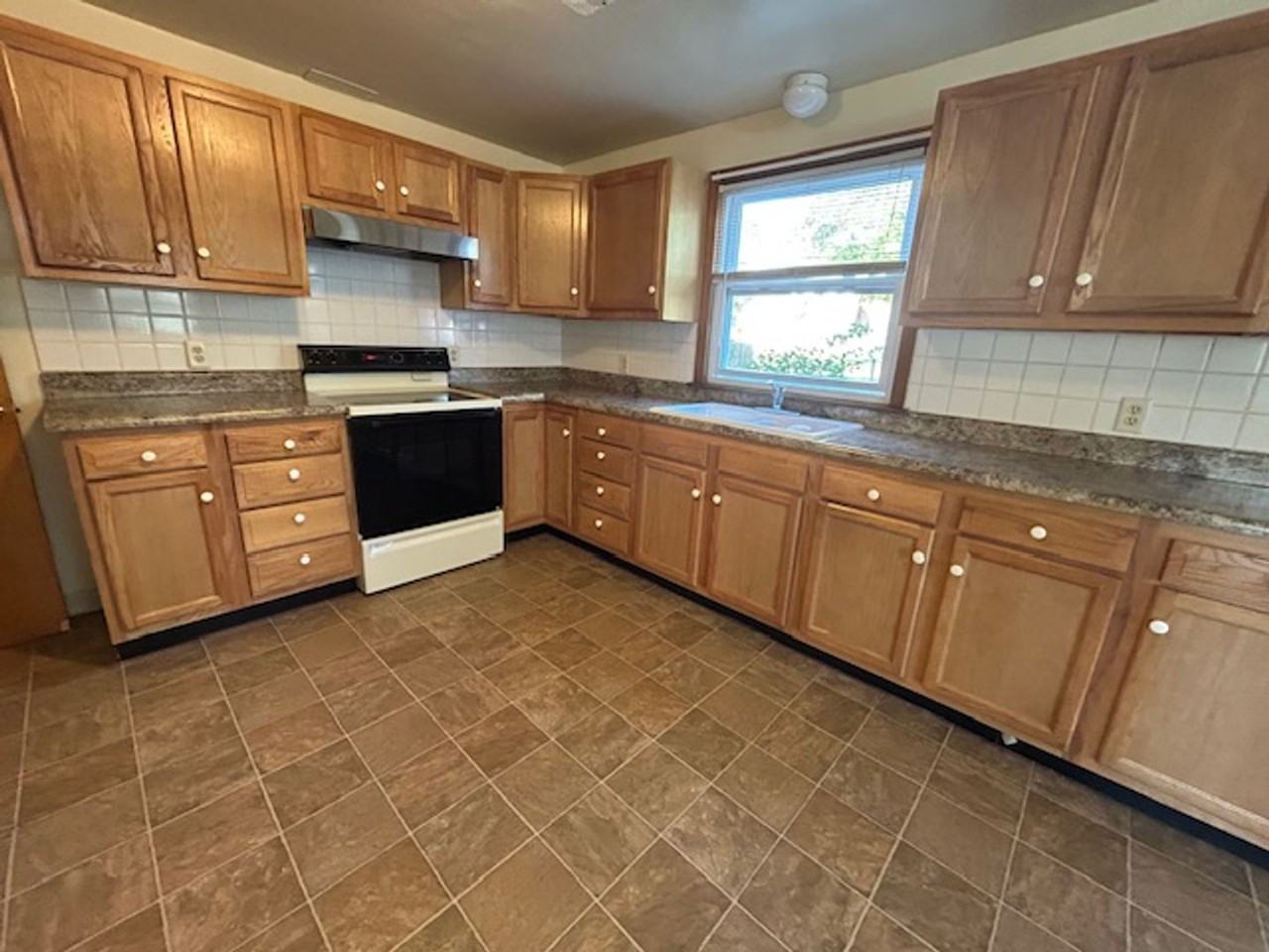 518 Sloan Avenue - Photo 4 of 21