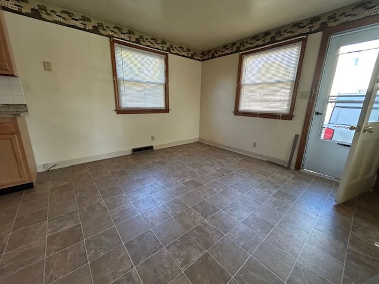 518 Sloan Avenue - Photo 5 of 21