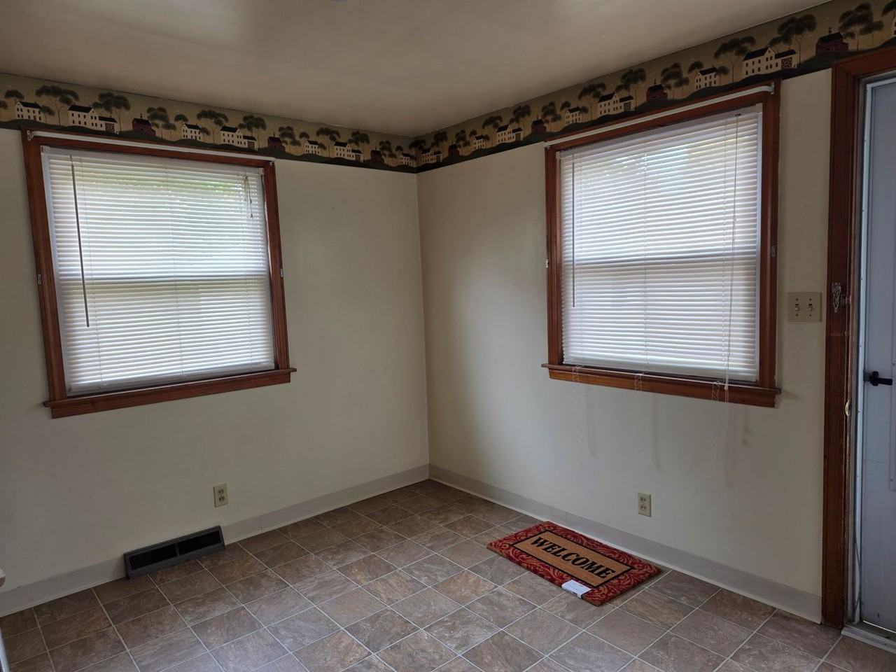 518 Sloan Avenue - Photo 6 of 21