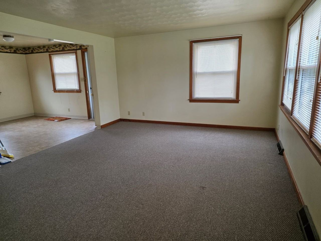 518 Sloan Avenue - Photo 7 of 21