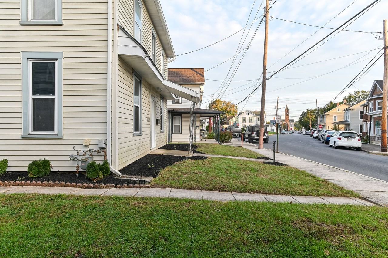 118 S Railroad St - Photo 3 of 34