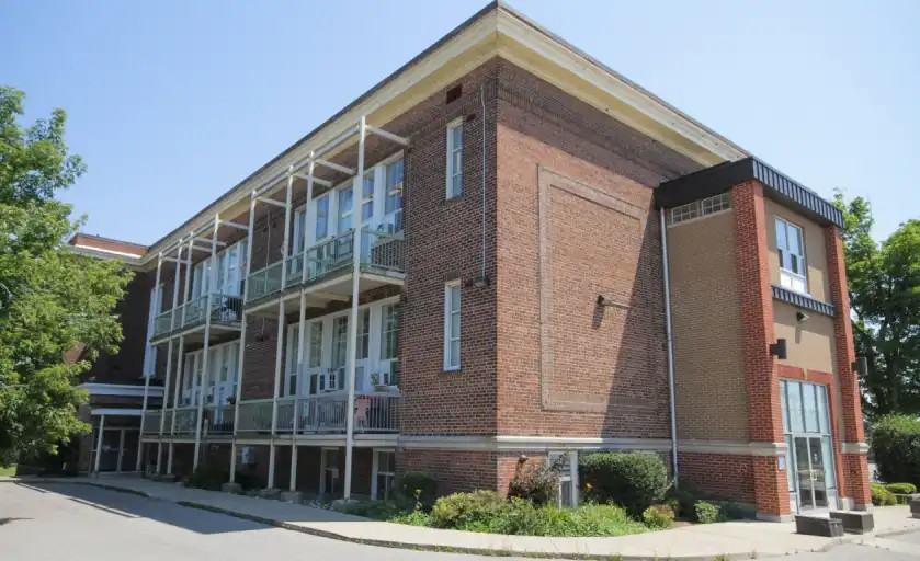 505 Simcoe St S