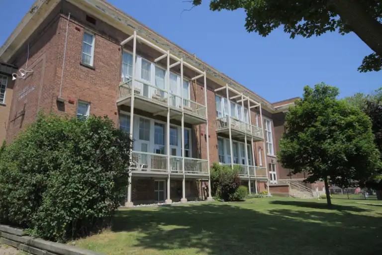 505 Simcoe St S - Photo 3 of 11
