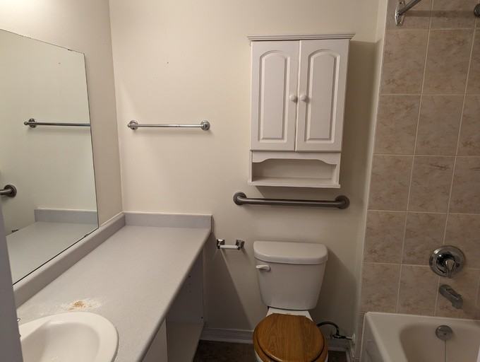 505 Simcoe St S - Photo 4 of 11
