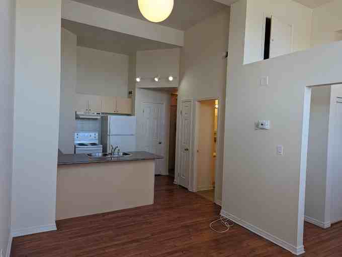505 Simcoe St S - Photo 7 of 11