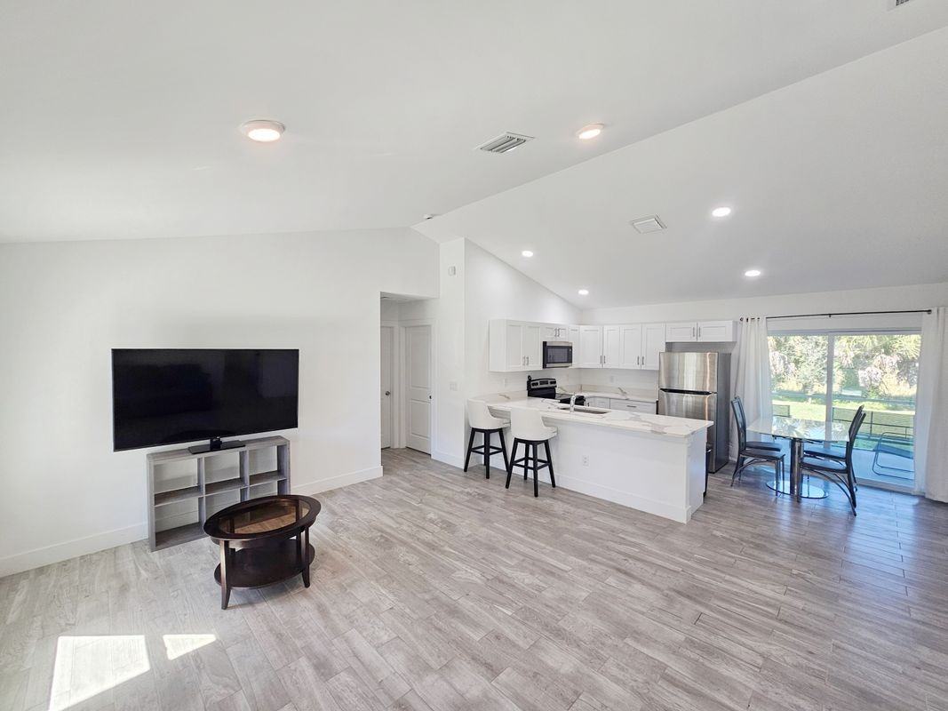 2447 Nw 5th St - Photo 2 of 20