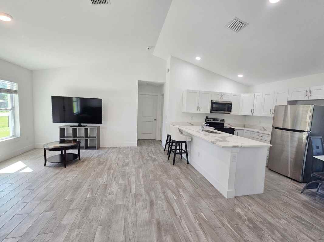 2447 Nw 5th St - Photo 4 of 20