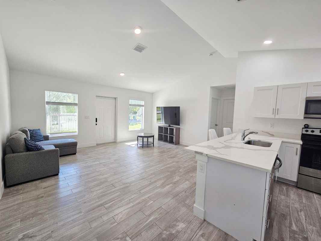 2447 Nw 5th St - Photo 5 of 20