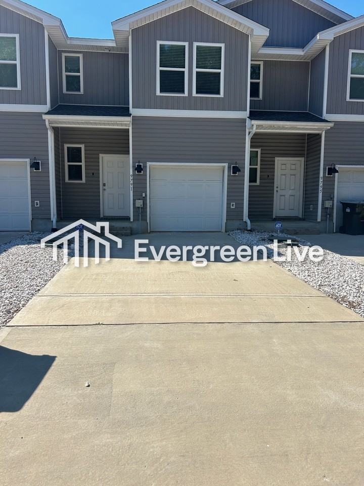 9791 Fowler Ave - Photo 2 of 34