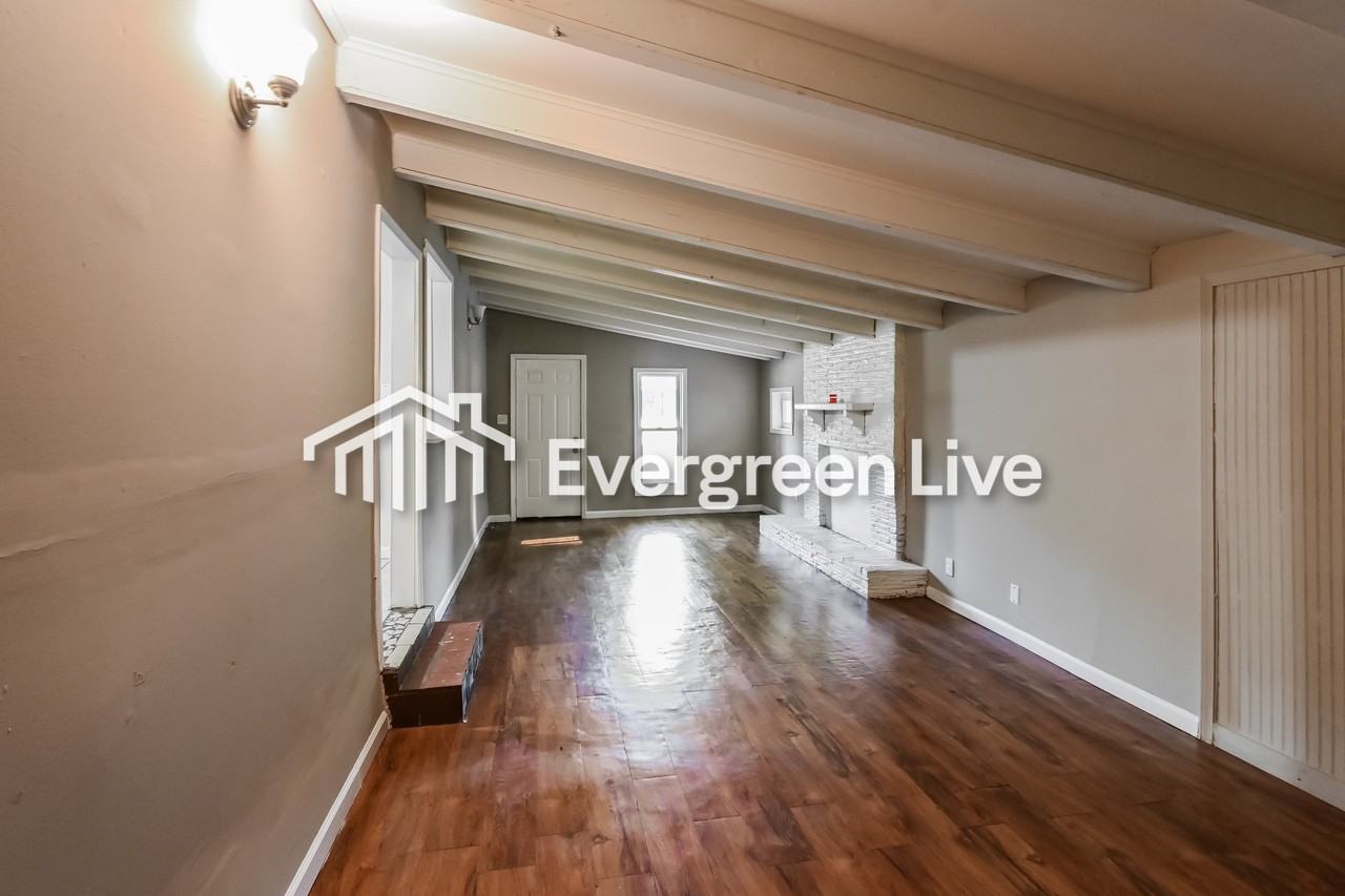 3129 Edgeware Rd S - Photo 4 of 16