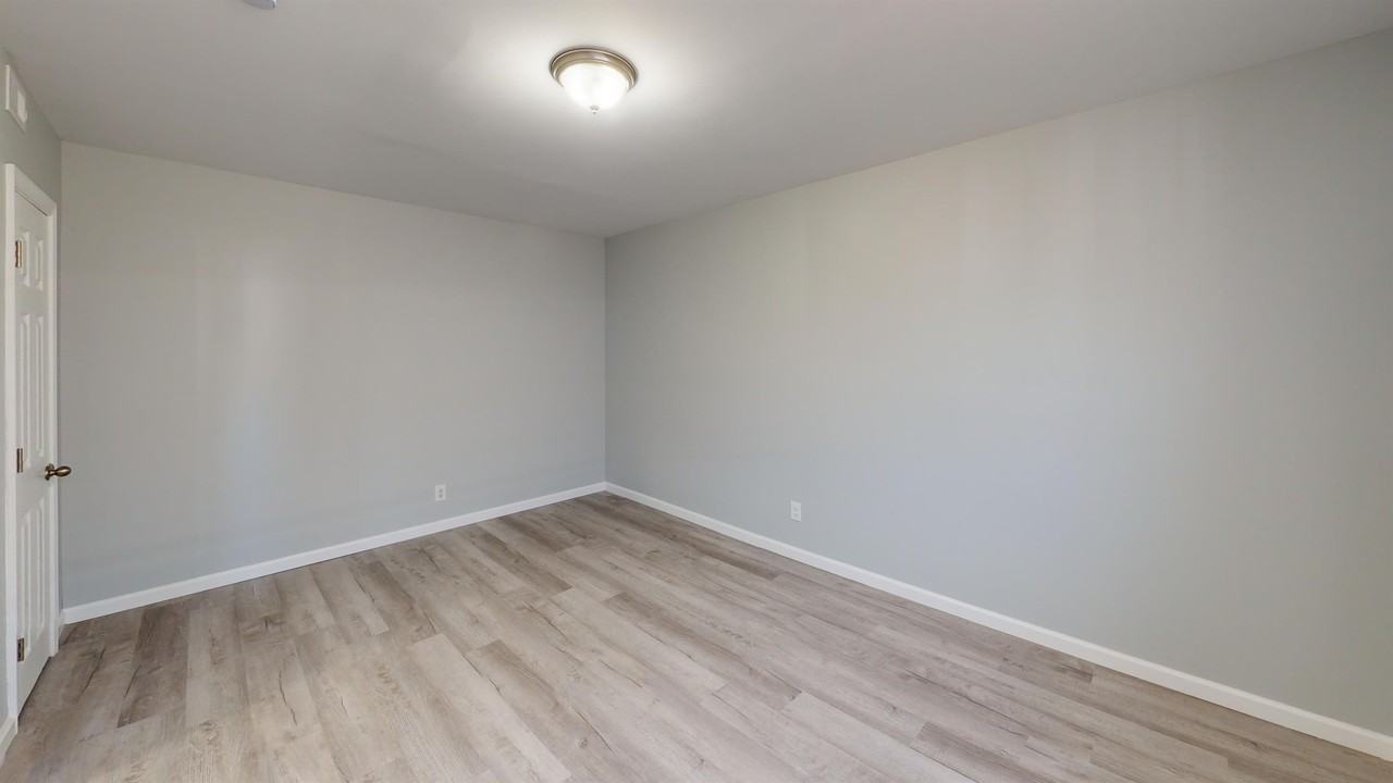 910 Gateway Blvd #D4 - Photo 3 of 12