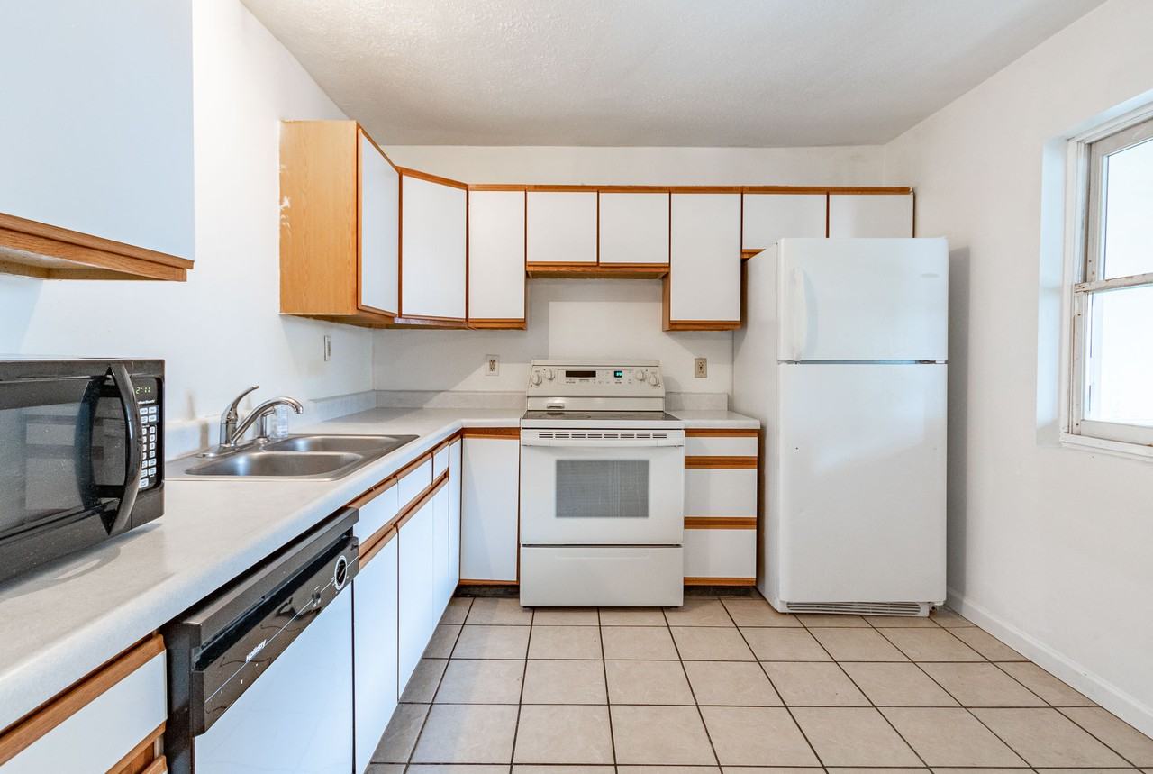 471 Dallas St #4 - Photo 4 of 15