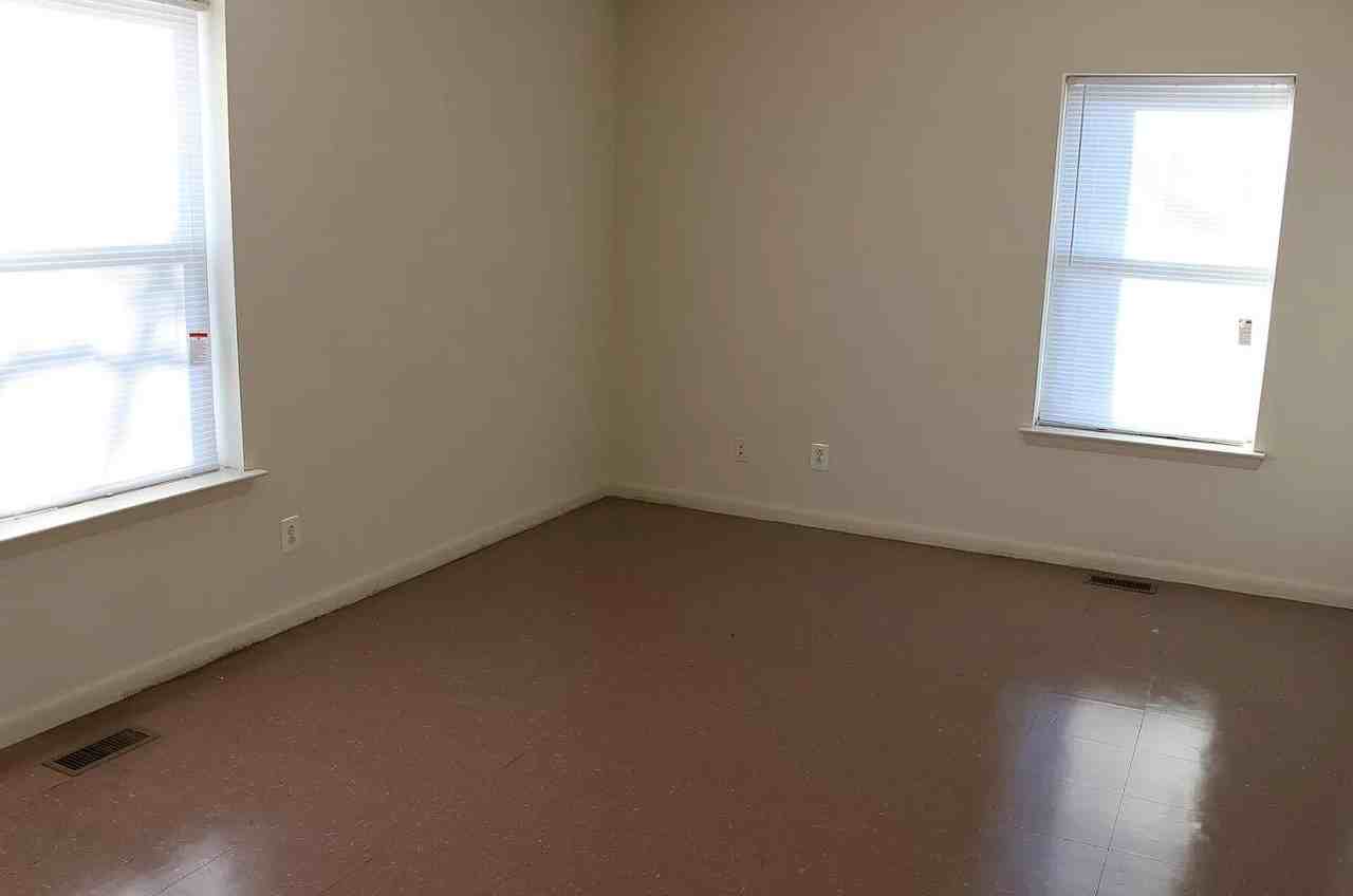 885 N 42nd St - Photo 4 of 6