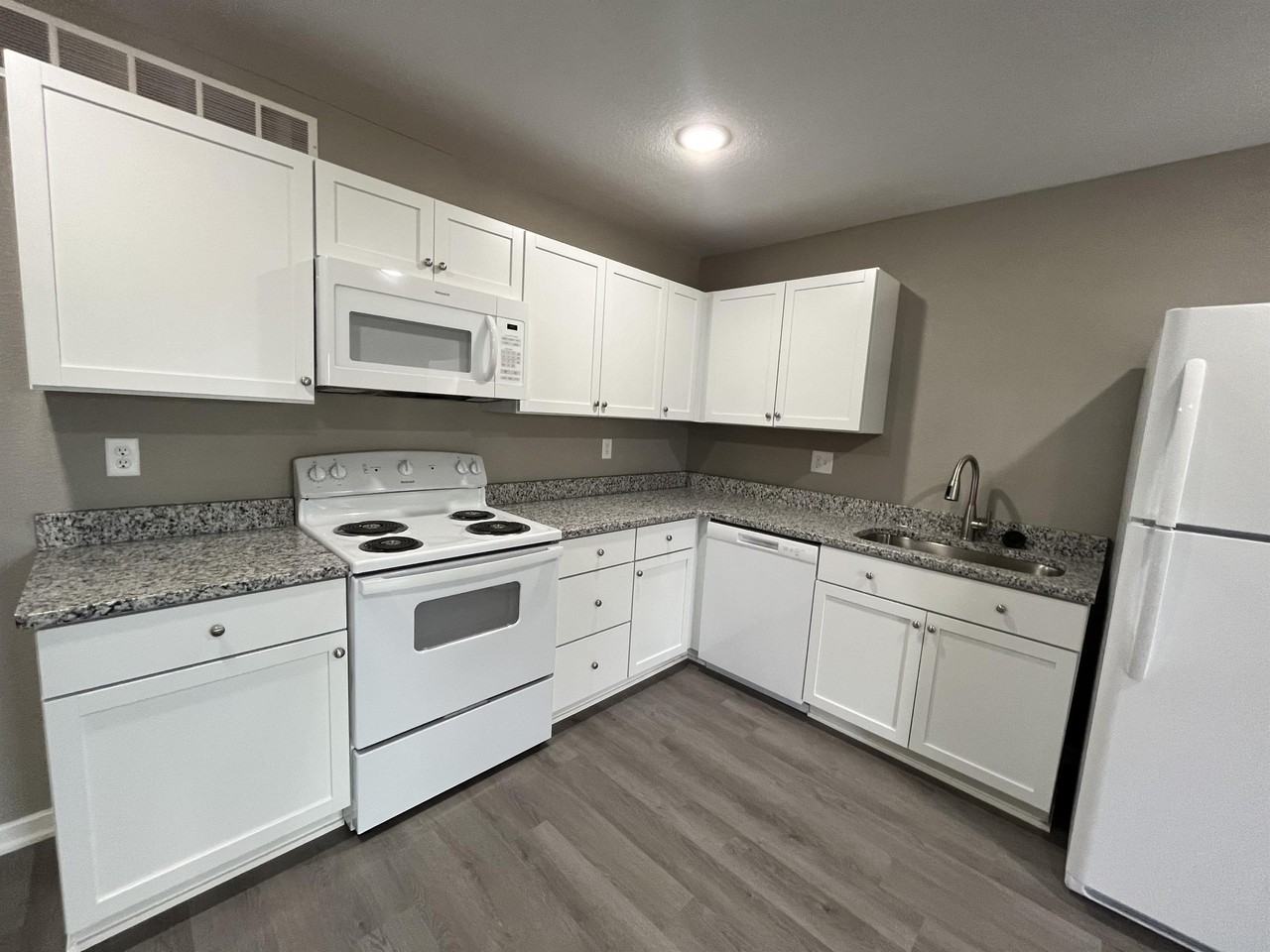 703 S Holden St #B - Photo 4 of 6