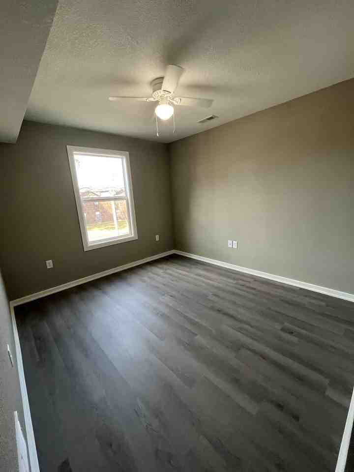 703 S Holden St #B - Photo 3 of 6