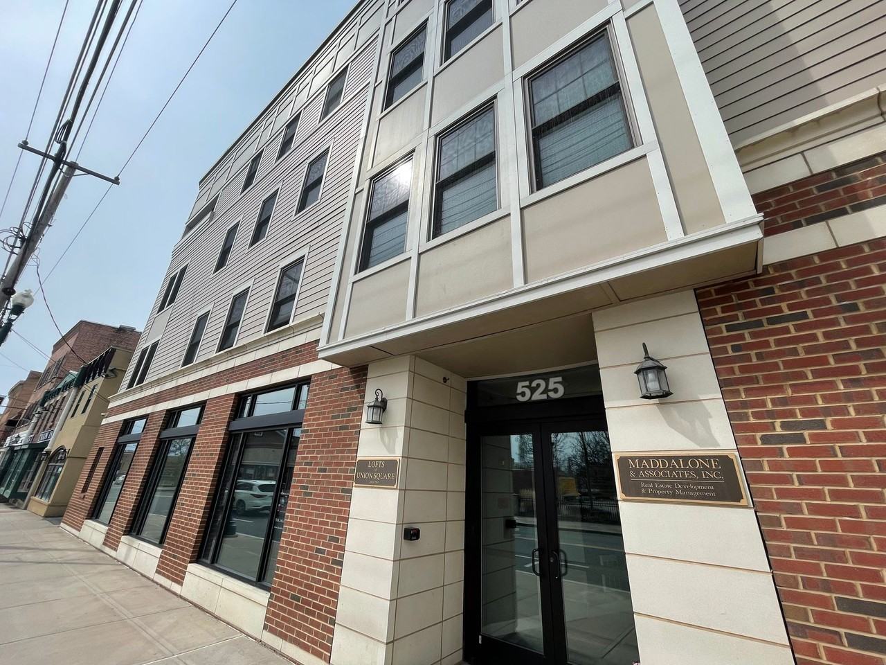 525 Union Street - Photo 4 of 23