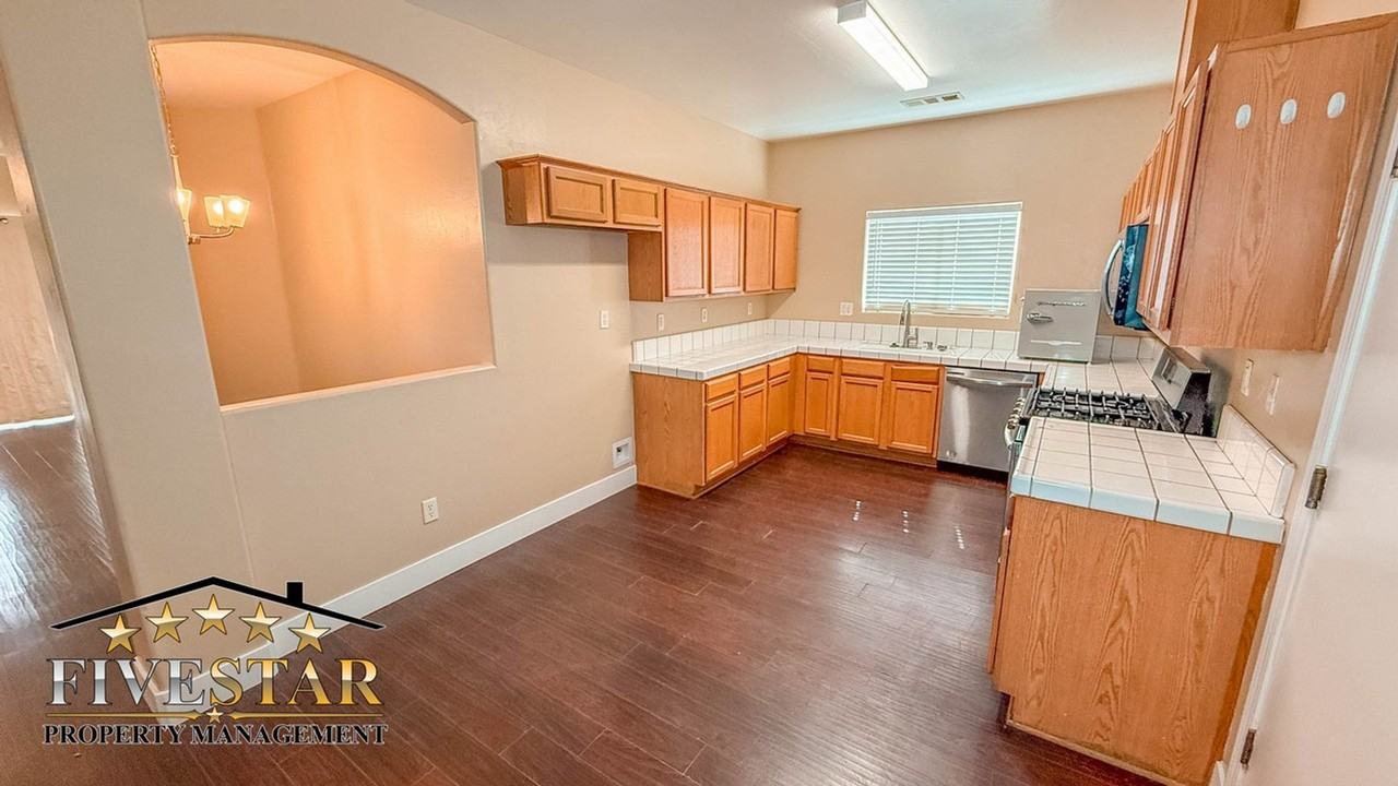 1733 Pyxis St - Photo 4 of 29