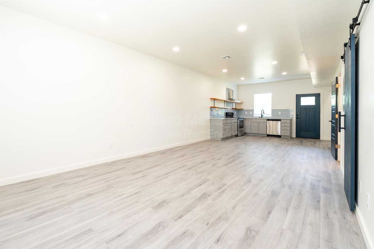 2823 N Oliver St #400 - Photo 5 of 27